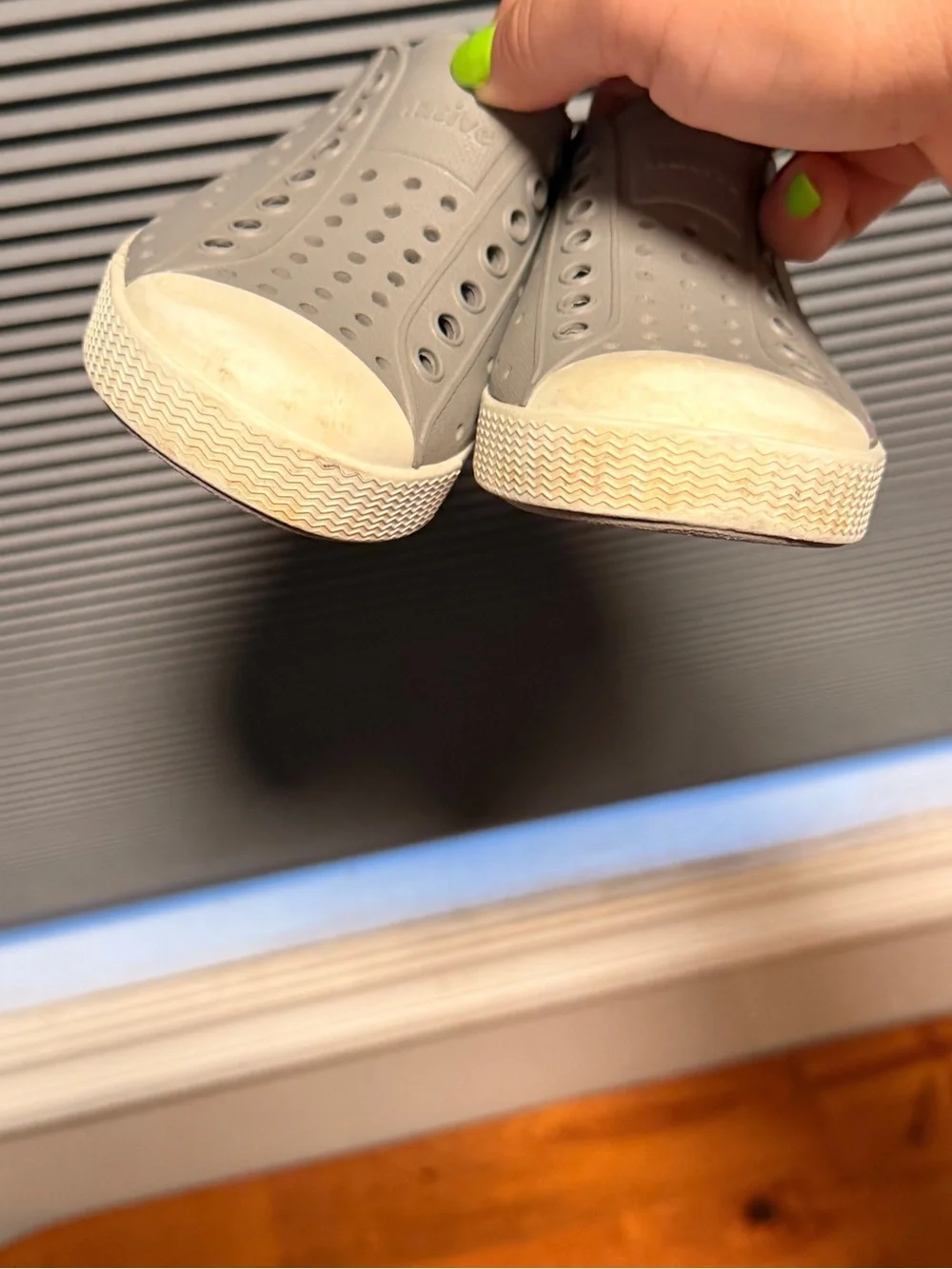 Native Jefferson Slip-On Kids Shoes in Light Gray EUC